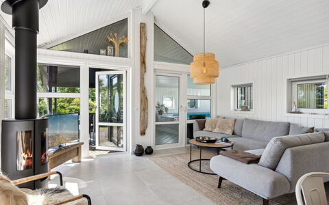 Hermund - 100M from the Sea: Holz, Interior Design, Wohnzimmer, Couch, Zuhause, Decke, Flooring, Möbel, Fussboden