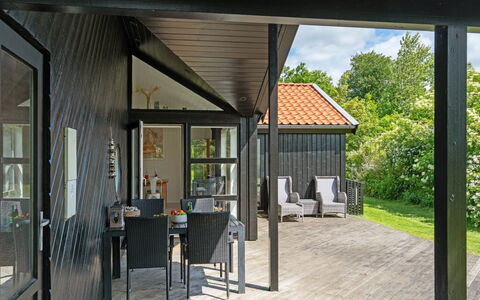 Hermund - 100M from the Sea: Holz, Veranda, Tür, Zuhause, Dach, Hütte, Deck, Schatten, Stuhl, Hartholz