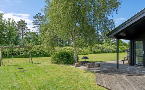 Hermund - 100M from the Sea: Strauch, Garten, Grundstueck, Ground, Rasen, Schatten, Landscaping, Wiese, Garten, Hinterhof