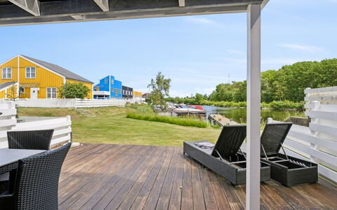 Jænis - 10M from the Sea: Dachdecken, Hütte, Haus, Dach, Zuhause, Bauernhaus, Hütte, Estate, Dorf