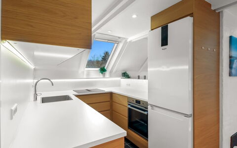 Ardan - 450M from the Sea: Küche, Holz, Interior Design, Flooring, Countertop, Decke, Major Appliance, Küchengerät, Fussboden, Cabinetry