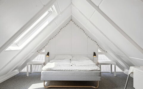 Ardan - 450M from the Sea: Interior Design, Flooring, Fussboden, Decke, Möbel, Beleuchtung, Dachboden, Schlafzimmer, Zimmer, Bett