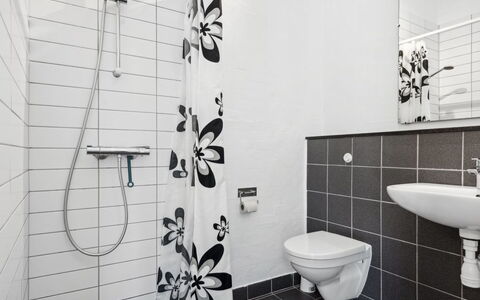 Ardan - 450M from the Sea: Badezimmer, Armatur, Flooring, Bad Sink, Interior Design, Sinken, Fussboden, Installation, Zapfhahn, Toilette