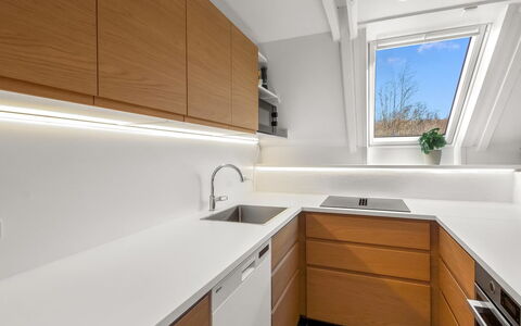 Ardan - 450M from the Sea: Küche, Holz, Countertop, Flooring, Interior Design, Sinken, Fussboden, Cabinetry, Zapfhahn, Spüle
