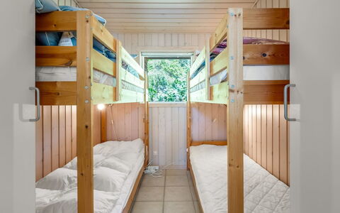 Dagny - 100M from the Sea: Holz, Etagenbett, Interior Design, Flooring, Fussboden, Schlafzimmer, Wohnheim, Bett, Holzbeize, Hartholz