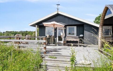 Gærmund - 700M from the Sea: Möbel, Interior Design, Flooring, Fussboden, Decke, Zimmer, Stuhl, Tabelle, Wohnung, Küche & Esszimmer Tisch