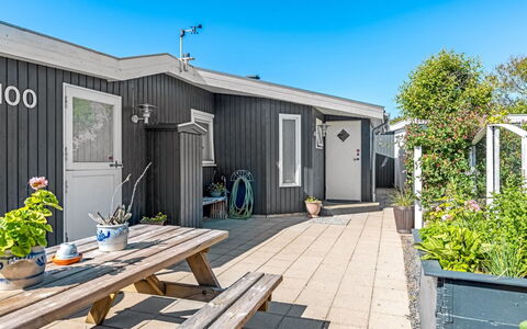 Reima - 50M from the Sea: Holz, Zuhause, Veranda, Deck, Hartholz, Dach, Holzbeize, Holzboden, Eco Hotel