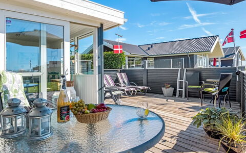 Reima - 50M from the Sea: Holz, Zuhause, Veranda, Deck, Hartholz, Dach, Holzbeize, Holzboden, Eco Hotel