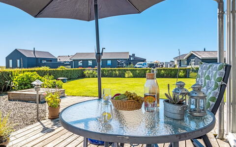 Reima - 50M from the Sea: Holz, Zuhause, Veranda, Deck, Hartholz, Dach, Holzbeize, Holzboden, Eco Hotel