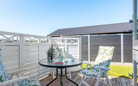 Reima - 50M from the Sea: Holz, Zuhause, Veranda, Deck, Hartholz, Dach, Holzbeize, Holzboden, Eco Hotel