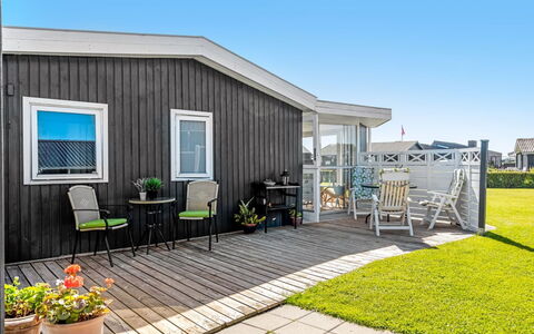 Reima - 50M from the Sea: Holz, Zuhause, Veranda, Deck, Hartholz, Dach, Holzbeize, Holzboden, Eco Hotel