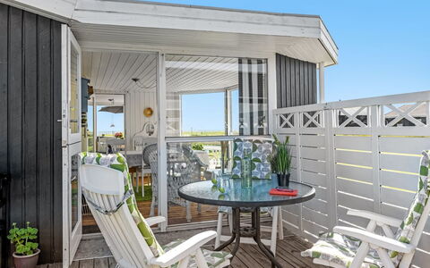 Reima - 50M from the Sea: Holz, Zuhause, Veranda, Deck, Hartholz, Dach, Holzbeize, Holzboden, Eco Hotel