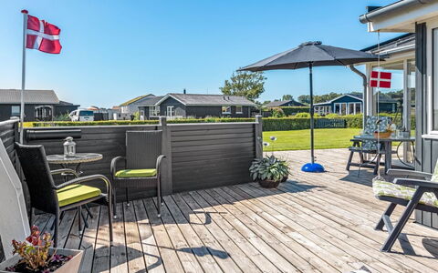 Reima - 50M from the Sea: Holz, Zuhause, Veranda, Deck, Hartholz, Dach, Holzbeize, Holzboden, Eco Hotel