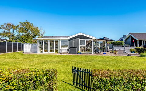Reima - 50M from the Sea: Holz, Zuhause, Veranda, Deck, Hartholz, Dach, Holzbeize, Holzboden, Eco Hotel