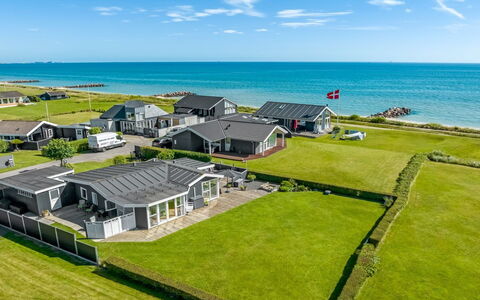 Reima - 50M from the Sea: Holz, Zuhause, Veranda, Deck, Hartholz, Dach, Holzbeize, Holzboden, Eco Hotel