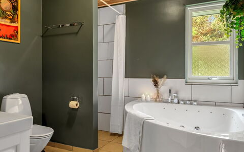 Felina - from the Sea: Badezimmer, Armatur, Toilleten Sitz, Wand, Interior Design, Flooring, Toilette, Fussboden, Badewanne, Decke