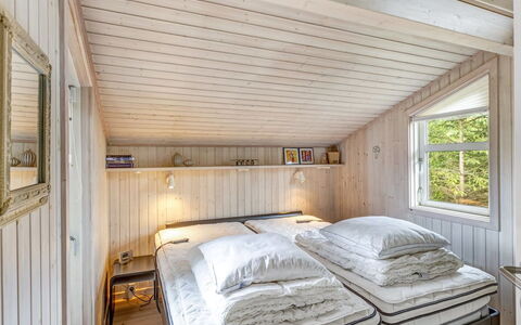 Anouk - 2Km from the Sea: Schlafzimmer, Bett, Holz, Decke, Bettdecke, Interior Design, Bedding, Fussboden, Möbel, Flooring