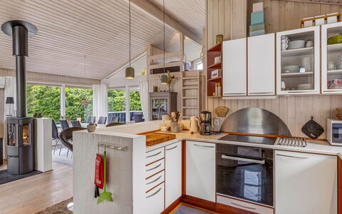 Anouk - 2Km from the Sea: Küche, Interior Design, Möbel, Countertop, Holz, Flooring, Decke, Küchengerät, Cabinetry, Fussboden