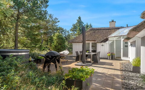Pihla - 1.1Km from the Sea: Blau, Strauch, Hütte, Ground, Garten, Estate, Schatten, Landscaping, Bauernhaus, Eco Hotel