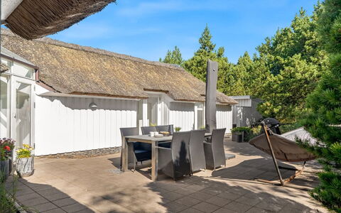 Pihla - 1.1Km from the Sea: Blau, Strauch, Hütte, Ground, Garten, Estate, Schatten, Landscaping, Bauernhaus, Eco Hotel