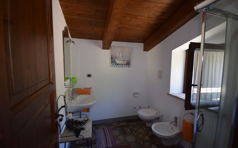 Villa Roccella Ionica, Sea View, a c: Sinken, Armatur, Badezimmer, Fenster, Interior Design, Vorhang, Zapfhahn, Fussboden, Gebäude