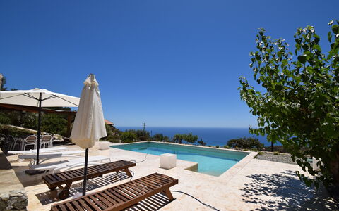 Villa Roccella Ionica, Sea View, a c: Himmel, Eigentum, Wasser, Pflanze, Azurblau, Gartenmöbel, Schatten, Grundeigentum, Gebäude, Freizeit