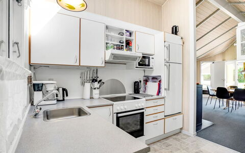 Guja - 250M from the Sea: Küche, Major Appliance, Küchengerät, Countertop, Interior Design, Flooring, Decke, Möbel, Cabinetry, Fussboden
