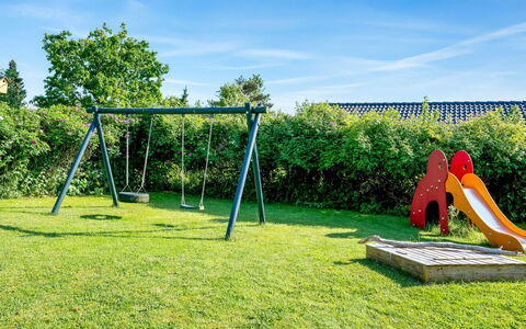 Guja - 250M from the Sea: Gras, Spielmittel, Öffentlicher Raum, Freizeit, Garten, Spielplatz Rutsche, Rasen, Schatten, Spielplatz, Park