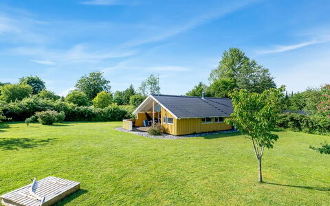Guja - 250M from the Sea: Hütte, Garten, Rasen, Estate, Bauernhaus, Schatten, Landscaping, Gartenbauten, Garten, Eco Hotel
