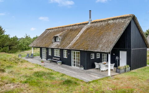 Helmi - 1.5Km from the Sea: Dach, Haus, Zuhause, Hütte, Tür, Abstellgleis, Deck, Veranda, Planke, Hartholz