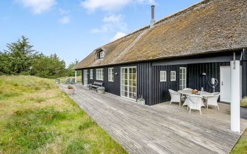 Helmi - 1.5Km from the Sea: Dach, Haus, Zuhause, Hütte, Tür, Abstellgleis, Deck, Veranda, Planke, Hartholz