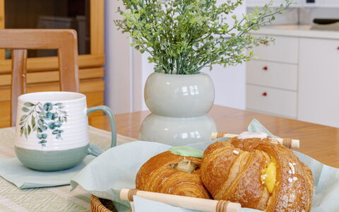 Suite Oltremare: Essen, Pflanze, Möbel, Tabelle, Geschirr, Dishware, Cabinetry, Schublade