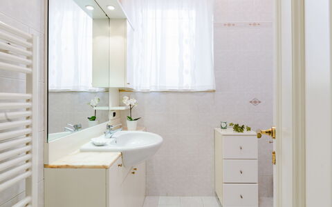 Suite Oltremare: Zapfhahn, Spiegel, Armatur, Bad Sink, Sinken, Badezimmerschrank, Möbel, Cabinetry, Lila, Badezimmer