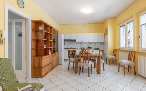 Suite Oltremare: Möbel, Tabelle, Cabinetry, Stuhl, Gebäude, Bücherregal, Fenster, Holz, Regal, Interior Design