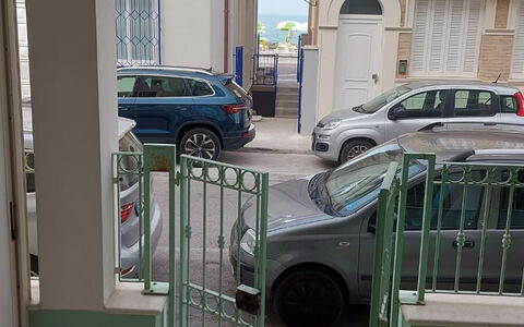 Suite Oltremare: Auto, Rad, Fahrzeug, Fenster, Gebäude, Kraftfahrzeug, Automobil-Design