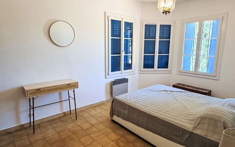 Villa G: Fussboden, Flooring, Interior Design, Holz, Decke, Möbel, Schlafzimmer, Bett, Beleuchtung, Zimmer