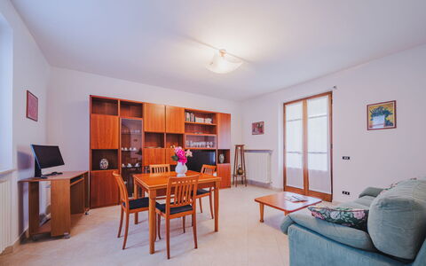 Villa Giuliana: Tabelle, Möbel, Bilderrahmen, Bücherregal, Regale, Holz, Orange, Couch, Interior Design, Wohnzimmer