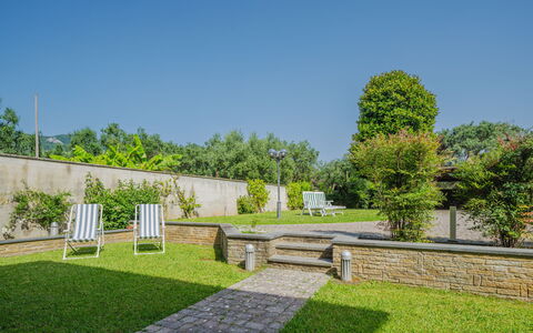 Villa Giuliana: Himmel, Pflanze, Baum, Grundstueck, Vegetation, Gras, Strassenbelag, Urban Design, Strauch, Landschaft