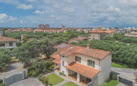 Villa Giuliana: Wolke, Himmel, Pflanze, Gebäude, Eigentum, Fenster, Baum, Haus, Grundstueck, Urban Design