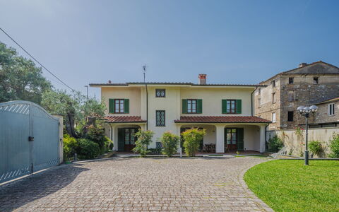 Villa Giuliana: Himmel, Pflanze, Eigentum, Fenster, Gebäude, Grundstueck, Tür, Strassenbelag, Wohngebiet, Baum