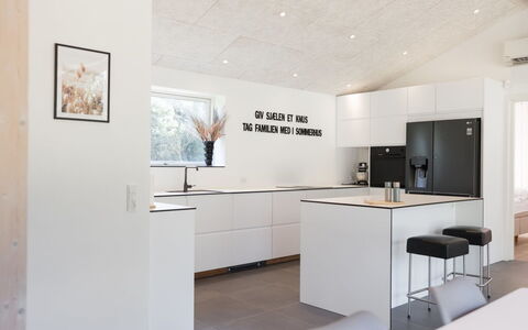 Nico - 600M from the Sea: Flooring, Interior Design, Küche, Fussboden, Möbel, Holz, Countertop, Decke, Cabinetry, Light Fixture