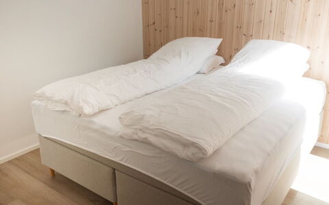 Nico - 600M from the Sea: Schlafzimmer, Holz, Bett, Bettdecke, Flooring, Bedding, Möbel, Fussboden, Textil, Linens