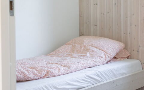 Nico - 600M from the Sea: Holz, Schlafzimmer, Linens, Möbel, Fussboden, Flooring, Bedding, Bett, Bettdecke, Interior Design