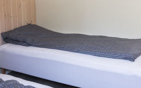 Nico - 600M from the Sea: Holz, Linens, Textil, Fussboden, Schlafzimmer, Flooring, Bettdecke, Möbel, Bedding, Bett