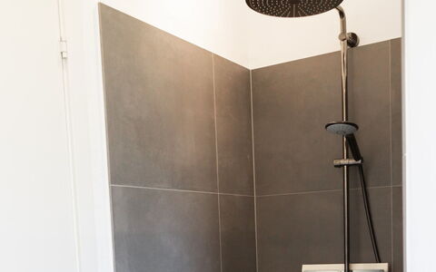 Nico - 600M from the Sea: Duschkopf, Flooring, Armatur, Dusche, Interior Design, Fussboden, Decke, Light Fixture, Badezimmer, Brausenstange