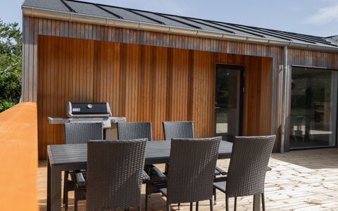 Nico - 600M from the Sea: Holz, Hartholz, Holzbeize, Verbundwerkstoff, Planke, Schatten, Deck, Gartenmöbel, Terrasse, Outdoor Struktur