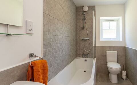 The Muir: Badewanne, Zapfhahn, Armatur, Eigentum, Spiegel, Weiss, Badezimmer, Fenster, Pflanze