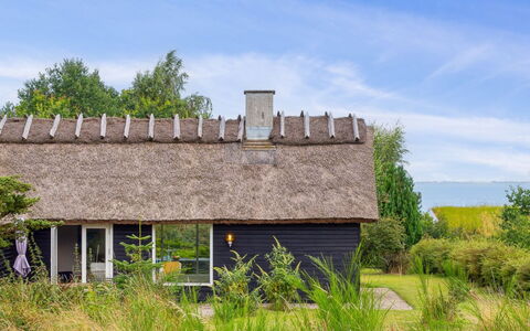 Emeli - 100M from the Sea: Holz, Dach, Die Architektur, Zuhause, Haus, Hütte, Abstellgleis, Hartholz, Steigung, Estate