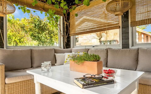 Cillvur - 8Km from the Sea: Möbel, Interior Design, Flooring, Fussboden, Decke, Zimmer, Stuhl, Tabelle, Wohnung, Küche & Esszimmer Tisch
