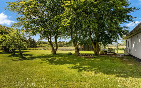 Cillvur - 8Km from the Sea: Möbel, Interior Design, Flooring, Fussboden, Decke, Zimmer, Stuhl, Tabelle, Wohnung, Küche & Esszimmer Tisch